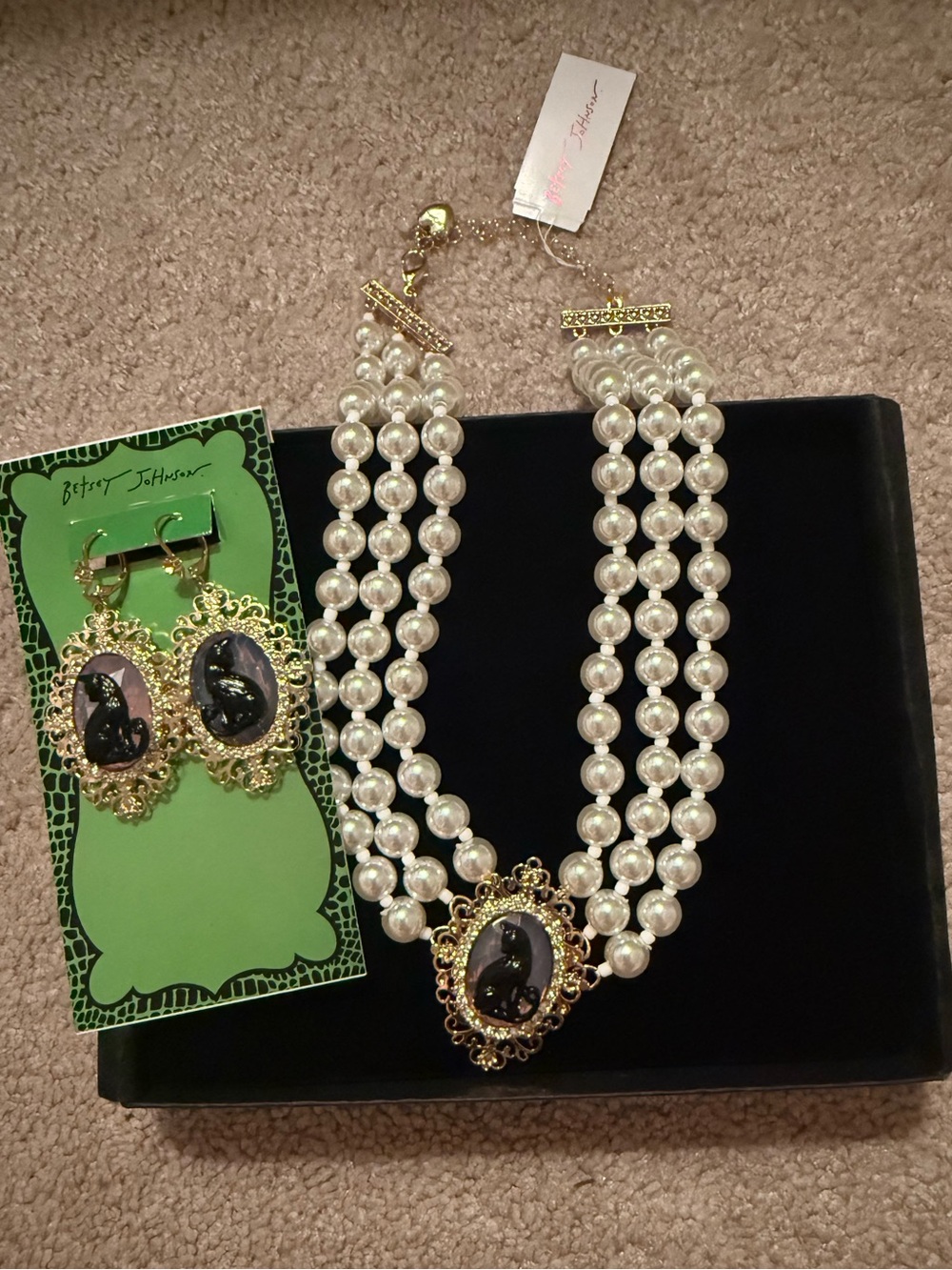 Betsey Johnson White Pearl Black Cat Cameo Statement Necklace & Earring Set